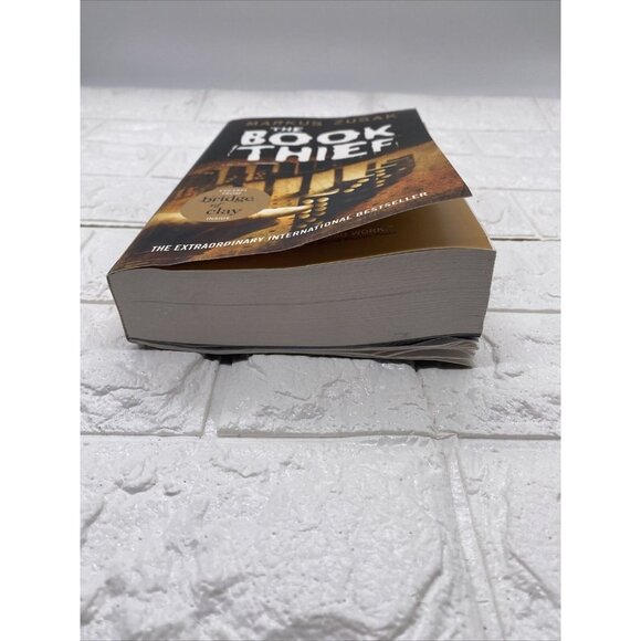 The Book Thief by Markus Zusak (2005, Trade Paperback) - Picture 2 of 13
